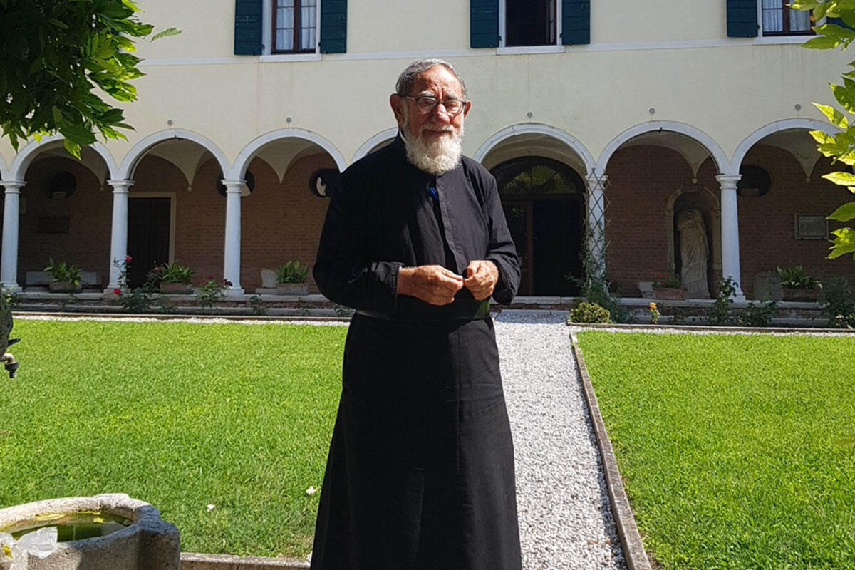 padre-aristakes-nel-giardino-del-chiostro-di-san-lazzaro-degli-armeni