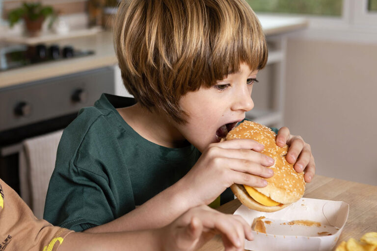 passarella-bimbo-mangia-hamburgher