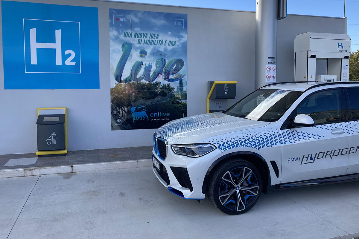 bmw-ix5-distributore-idrogeno-eni-via-orlanda