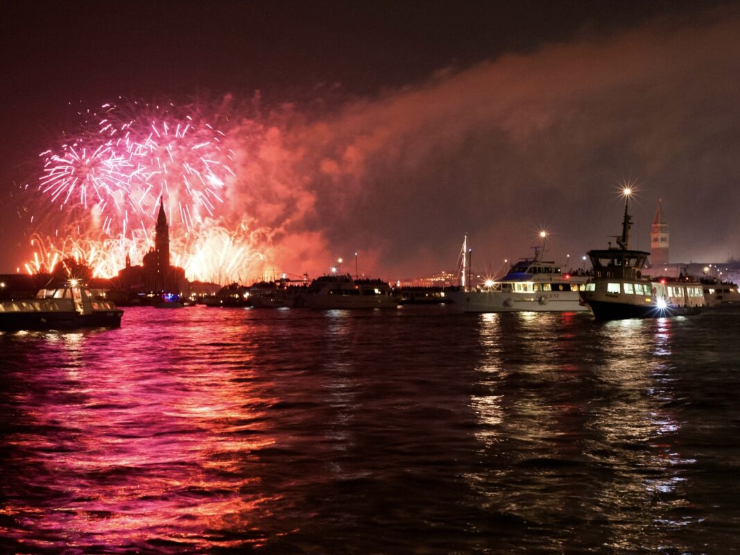 Sabato 19 luglio, la laguna veneziana si trasformerà in un palcoscenico magico di acqua e luce. Tra barche decorate, tavolate galleggianti, musica e momenti di festa, la città si prepara ad accogliere l’evento più atteso: lo spettacolo pirotecnico sul Bacino di San Marco. Alle 23.30, i fuochi d’artificio illumineranno il cielo e l’acqua in un gioco di riflessi e colori, regalando emozioni uniche in un’atmosfera sospesa tra sacro e profano, come solo Venezia sa offrire. Festa del Redentore 2025: 450 anni tra fede e memoria
