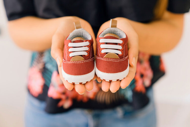 passarella-scarpe-per-neonati-meglio-a-piedi-nudi