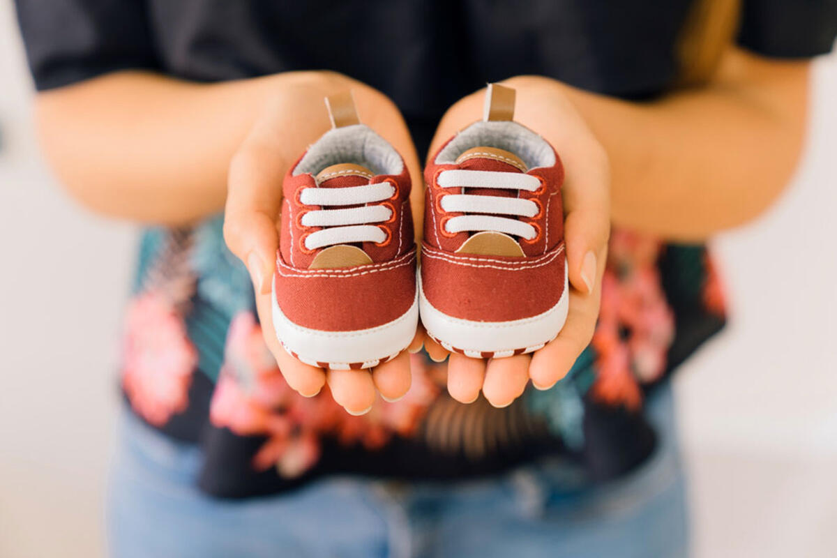 passarella-scarpe-per-neonati-meglio-a-piedi-nudi